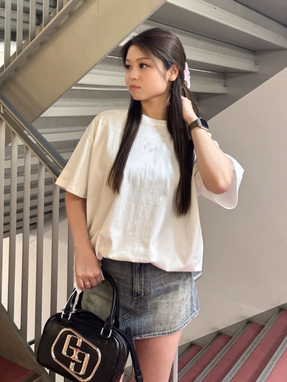 ピンク系のTシャツ/カットソー、ホワイト系のサンダル、ブラック系のハンドバッグを着用したレディースの夏コーディネートの4枚目の写真
