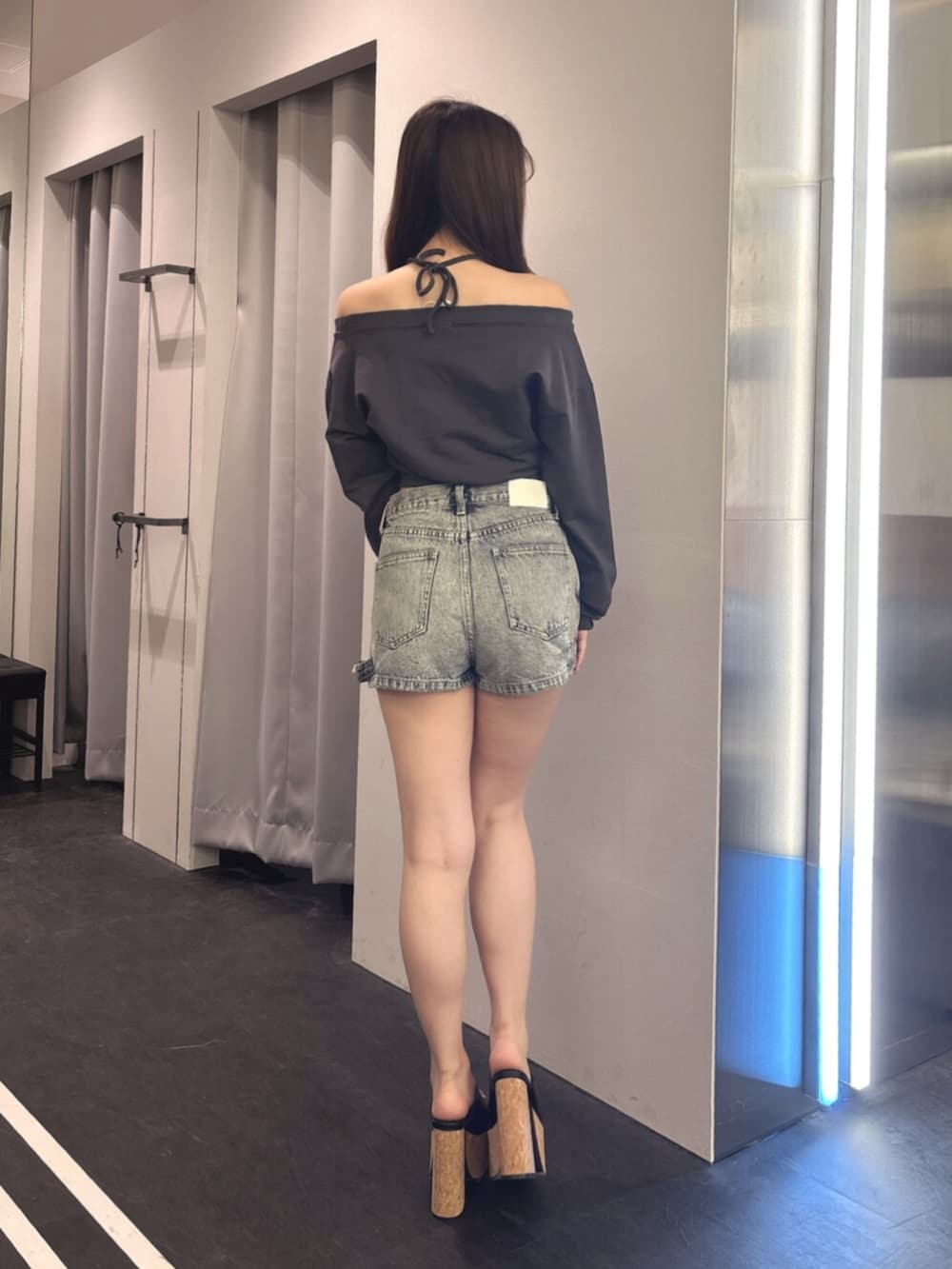 ホワイト系のサンダル、ブルー系のデニムパンツ、グレー系のスウェットを着用したレディースの夏コーディネートの3枚目の写真