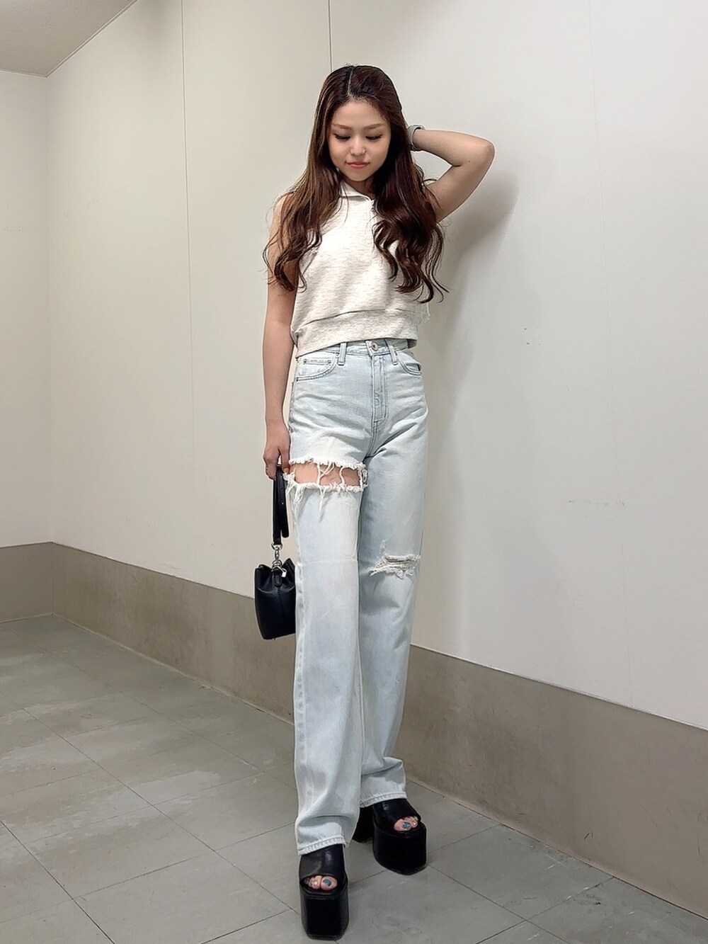 グレー系のTシャツ/カットソー、ブルー系のデニムパンツ、ブラック系のショルダーバッグを着用したレディースの夏コーディネートの2枚目の写真