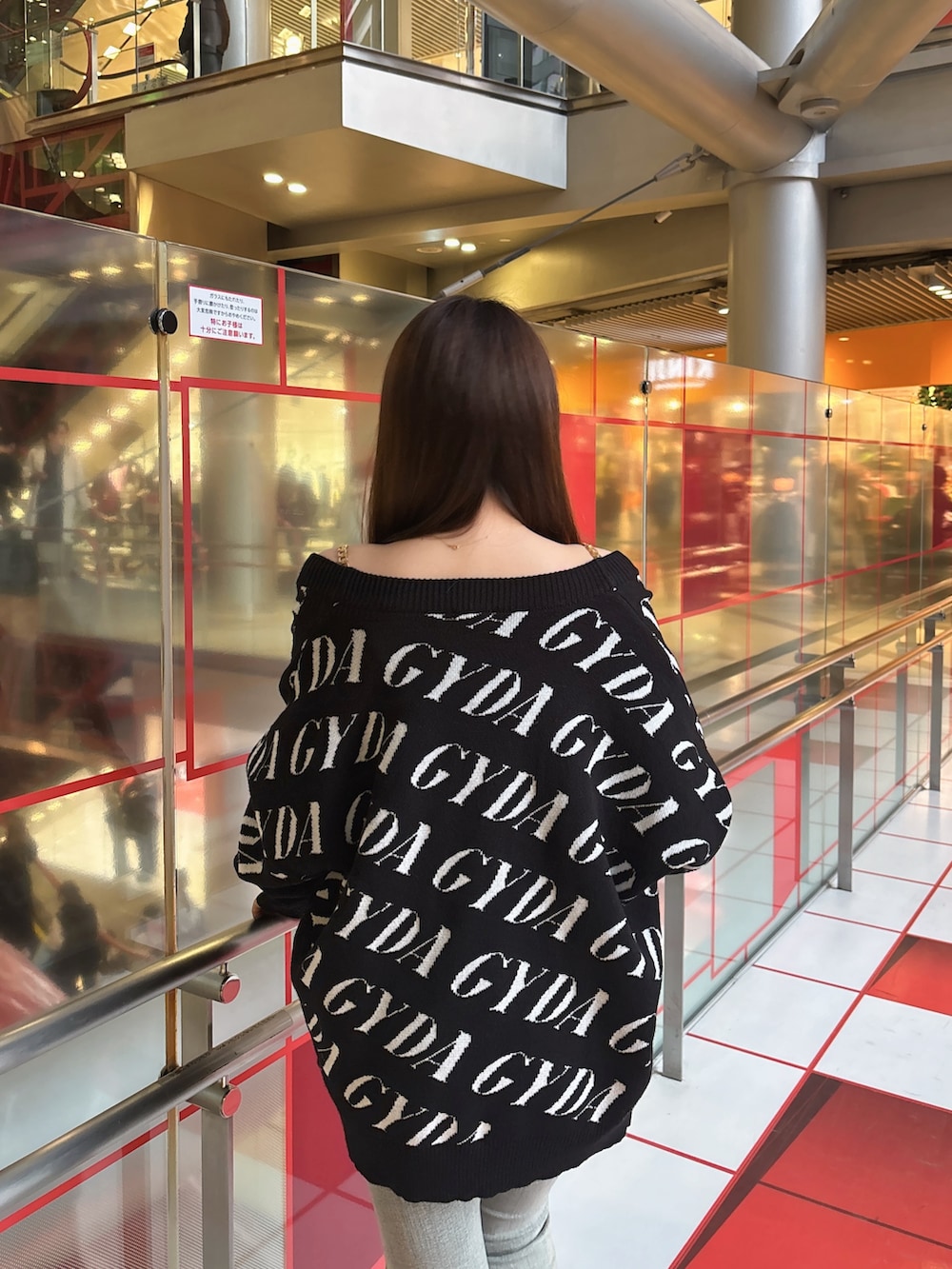 ブラック系のカーディガン/ボレロ、ホワイト系のキャミソール、ブルー系のデニムパンツを着用したレディースの春コーディネートの6枚目の写真