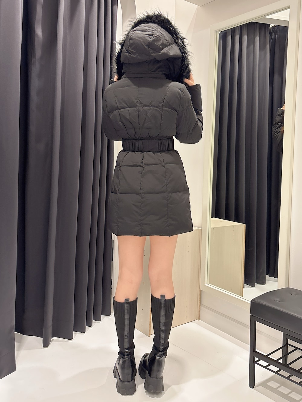 ブラック系のダウンジャケット/コート、ブラック系のブーツを着用したレディースの秋コーディネートの3枚目の写真