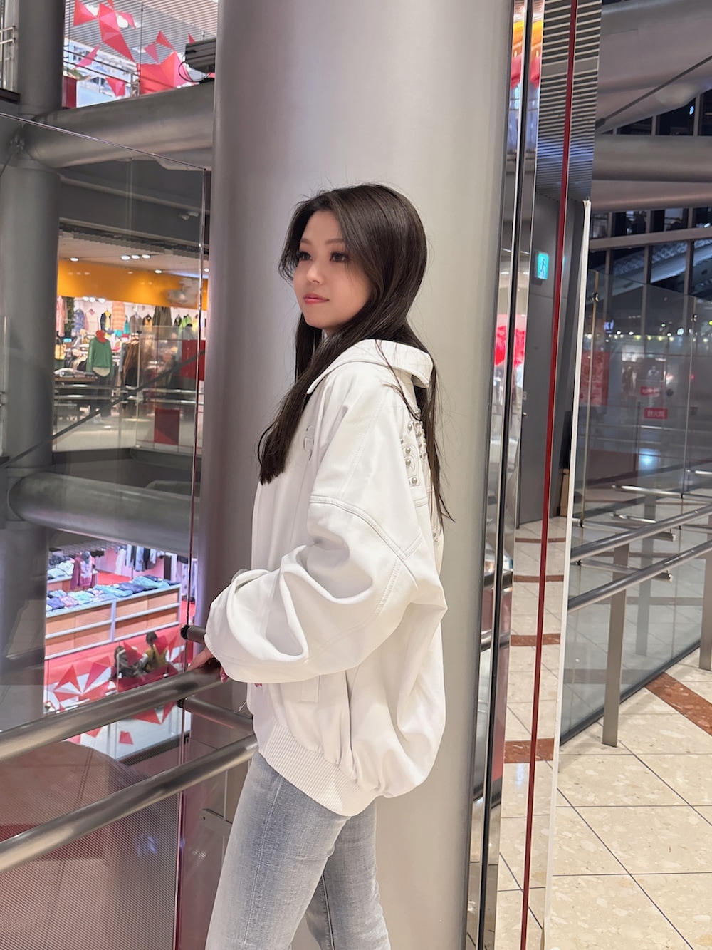 ブラック系のブーツ、ブルー系のデニムパンツ、ブラック系のニット/セーターを着用したレディースの冬コーディネートの5枚目の写真