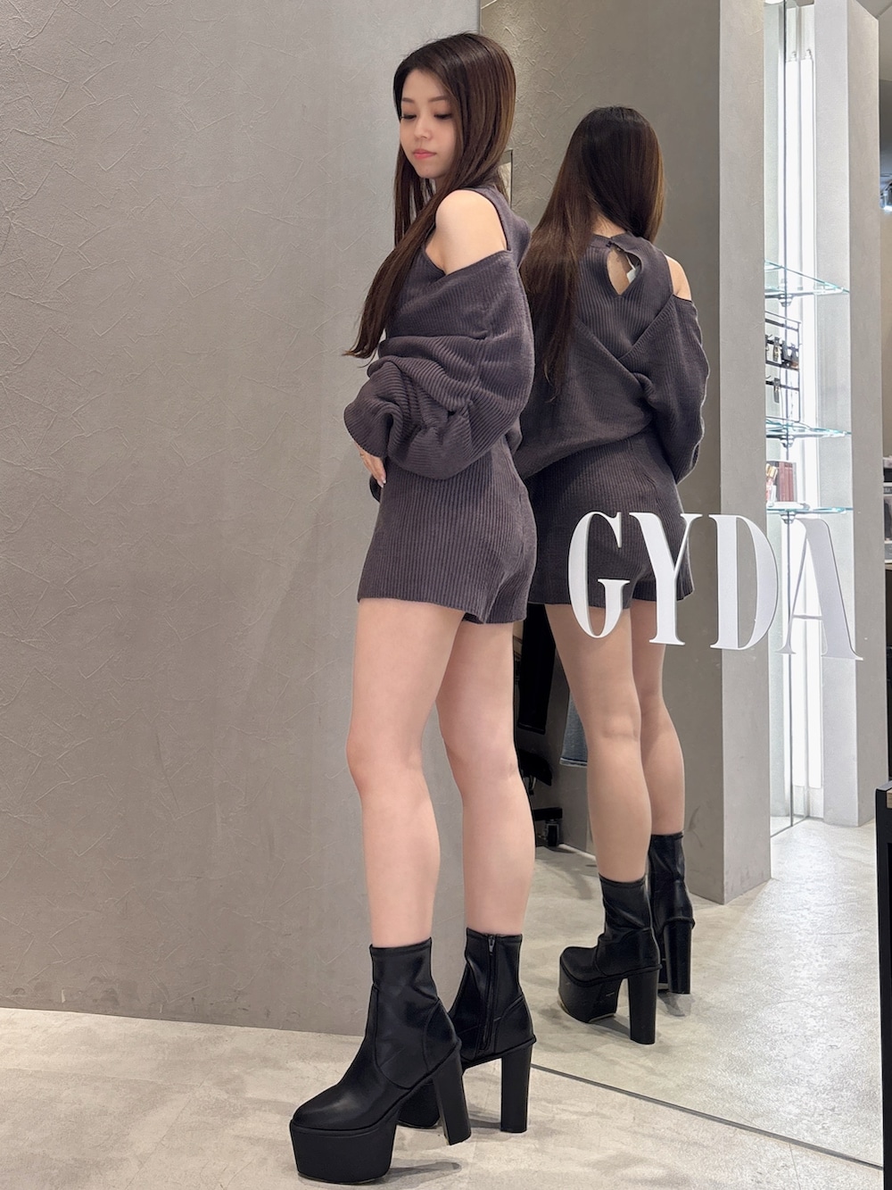 グレー系のつなぎ/オールインワン、ブラック系のブーツを着用したレディースの秋コーディネートの2枚目の写真