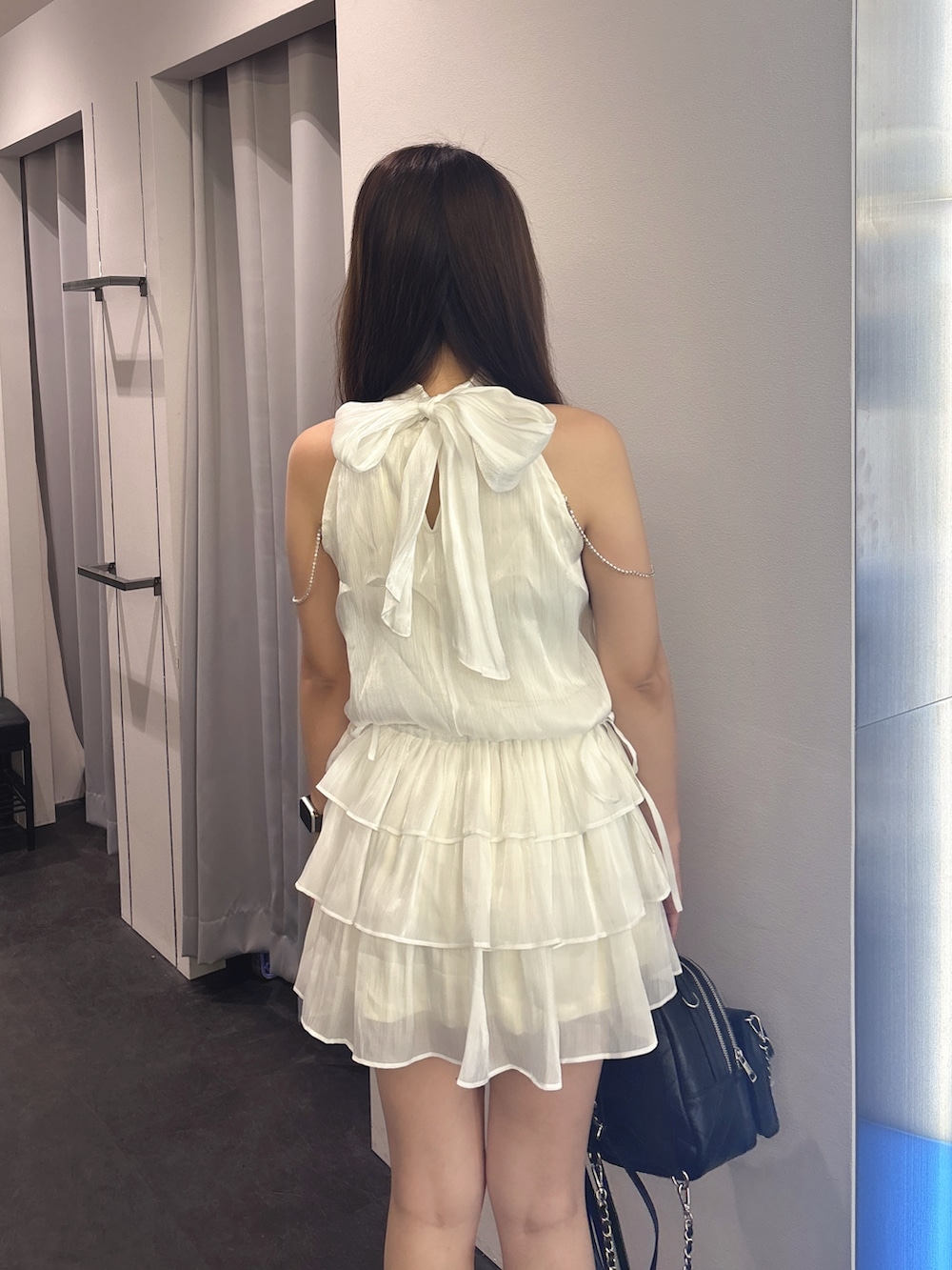 ホワイト系のワンピース、ホワイト系のバックパック/リュック、ホワイト系のサンダルを着用したレディースの夏コーディネートの6枚目の写真