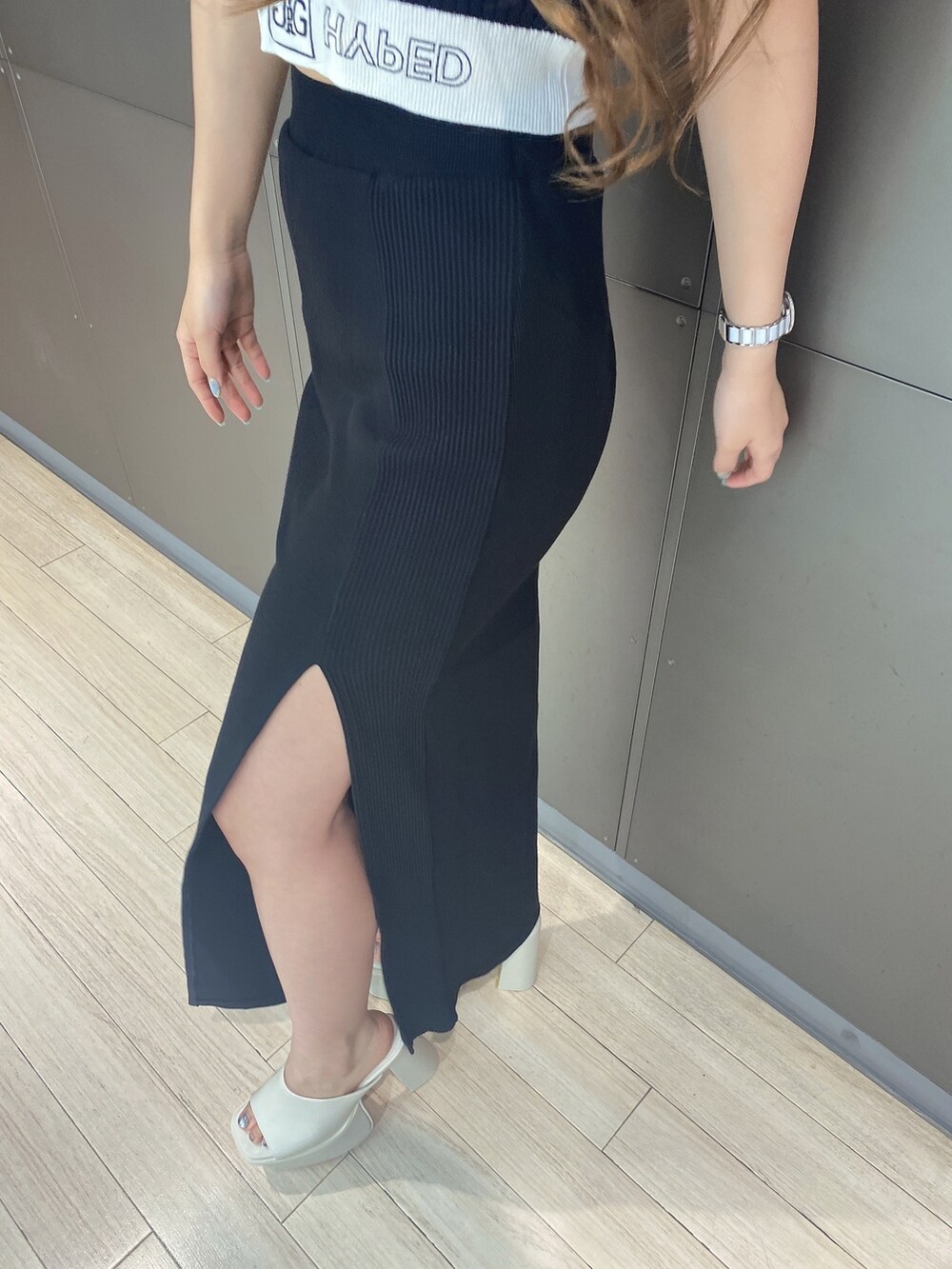 その他のタンクトップ、ブラック系のスカート、ホワイト系のサンダルを着用したレディースの夏コーディネートの6枚目の写真