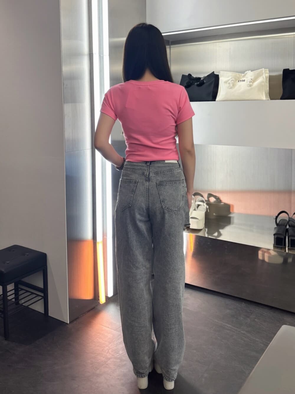 ホワイト系のサンダル、ブルー系のデニムパンツ、ピンク系のTシャツ/カットソーを着用したレディースの春コーディネートの3枚目の写真