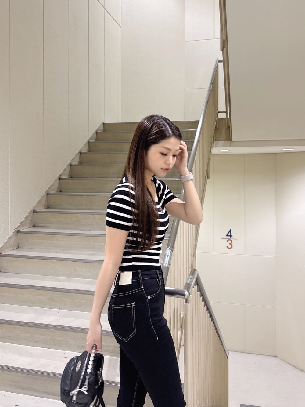 その他のニット/セーター、ブラック系のデニムパンツ、ブラック系のバックパック/リュックを着用したレディースの秋コーディネートの5枚目の写真