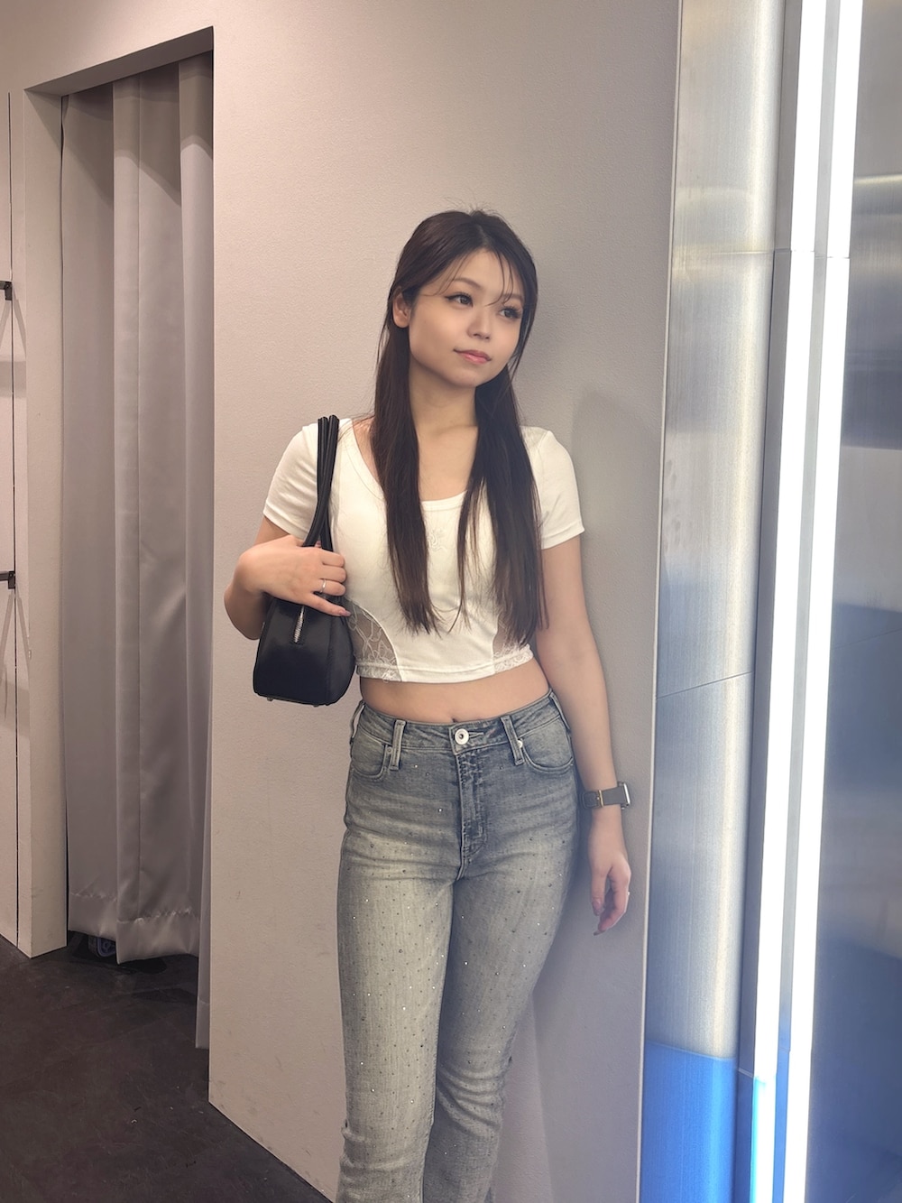 ホワイト系のTシャツ/カットソー、ブルー系のデニムパンツ、ピンク系のボストンバッグを着用したレディースの夏コーディネートの4枚目の写真