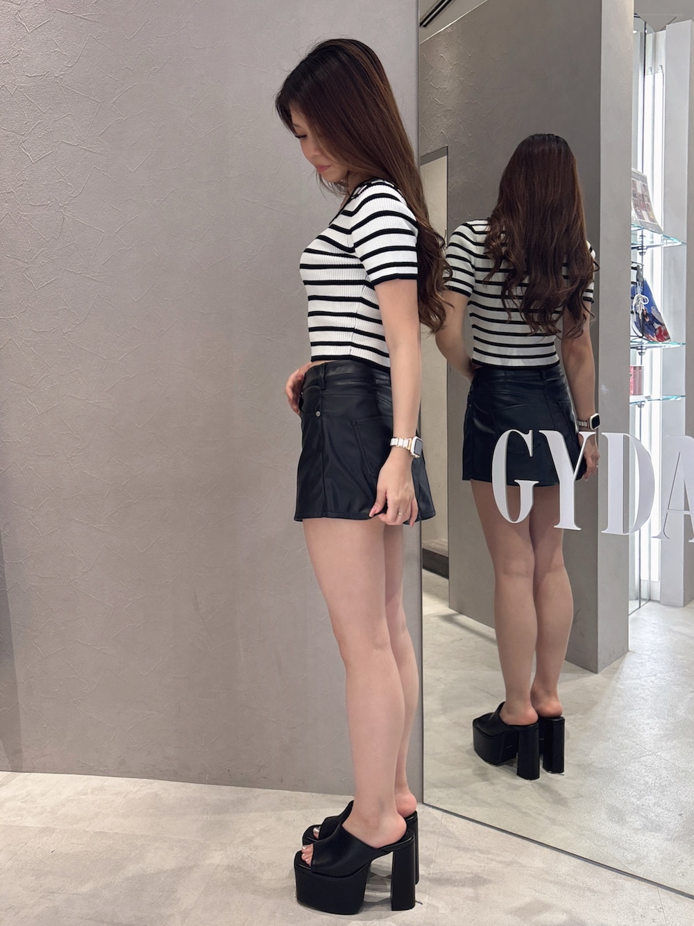 その他のニット/セーター、ブラック系のスカート、ブラック系のサンダルを着用したレディースの夏コーディネートの3枚目の写真