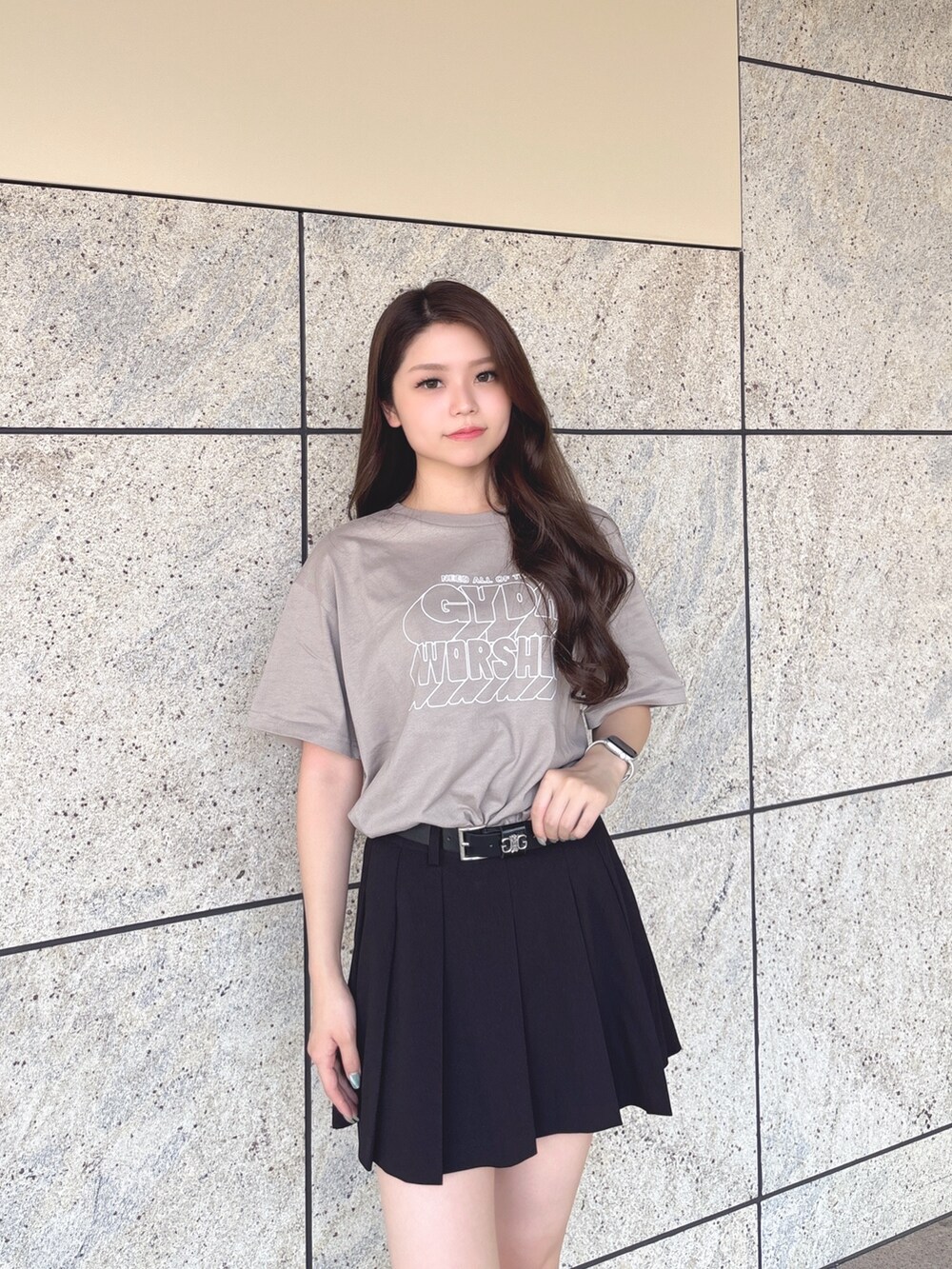 ベージュ系のTシャツ/カットソー、ブラック系のスカート、ブラック系のブーツを着用したレディースの夏コーディネートの6枚目の写真