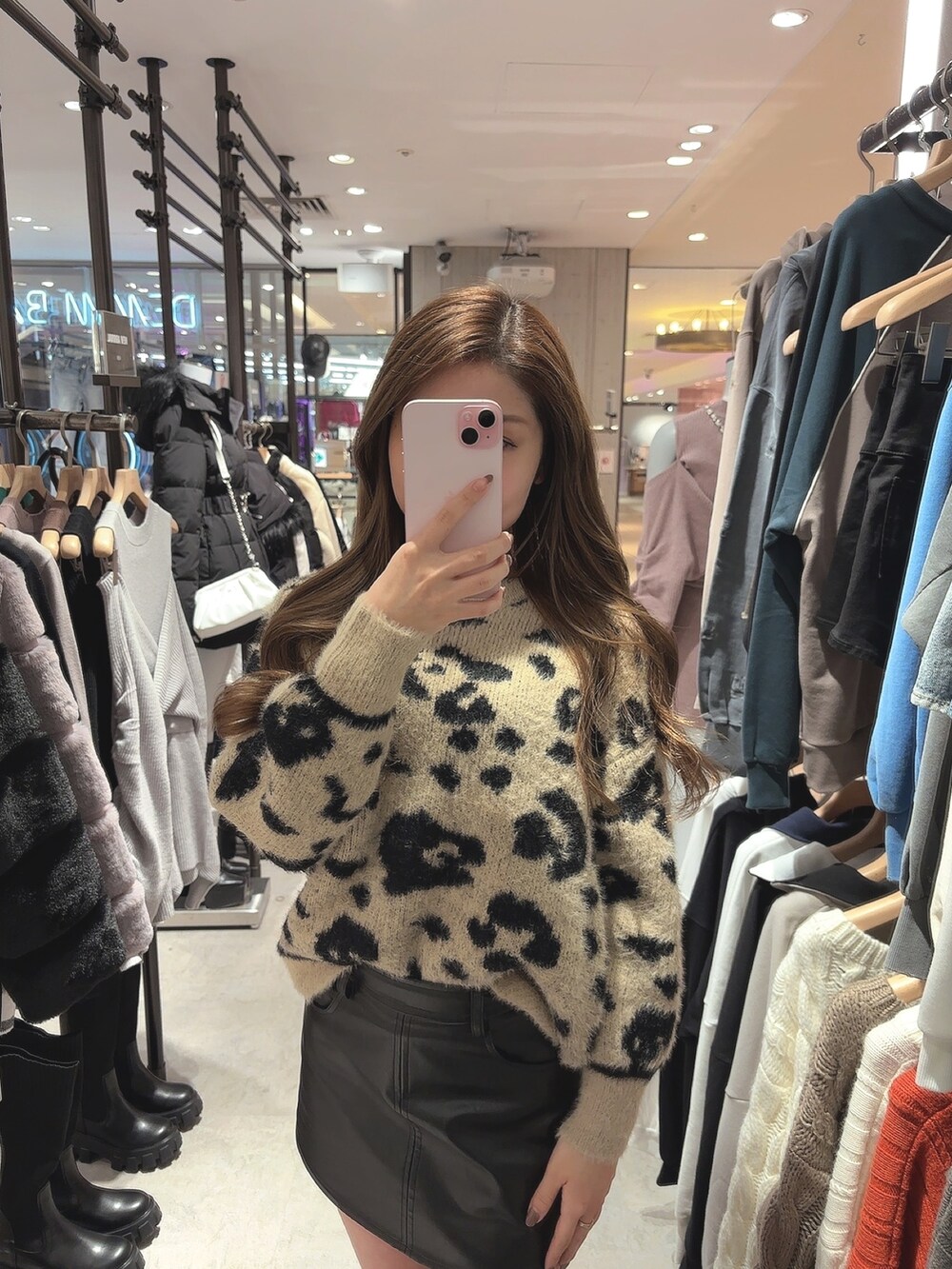 ベージュ系のニット/セーター、ブラック系のスカート、ブラック系のブーツを着用したレディースの冬コーディネートの4枚目の写真