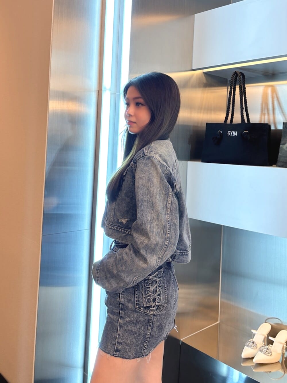 ブラック系のブーツ、ブルー系のワンピース、ブルー系のデニムジャケットを着用したレディースの春コーディネートの5枚目の写真