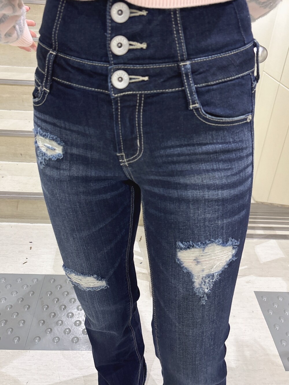 グレー系のその他アウター、ブルー系のデニムパンツ、ブラック系のパンプスを着用したレディースの冬コーディネートの9枚目の写真