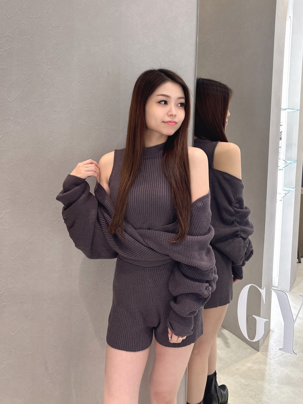 グレー系のつなぎ/オールインワン、ブラック系のブーツを着用したレディースの秋コーディネートの4枚目の写真