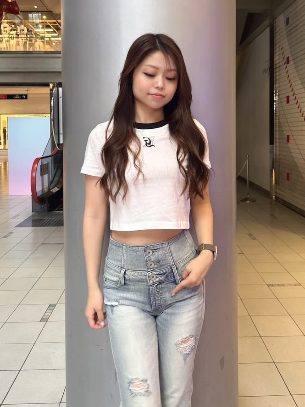 ブルー系のデニムパンツ、ホワイト系のサンダル、ホワイト系のTシャツ/カットソーを着用したレディースの夏コーディネートの4枚目の写真