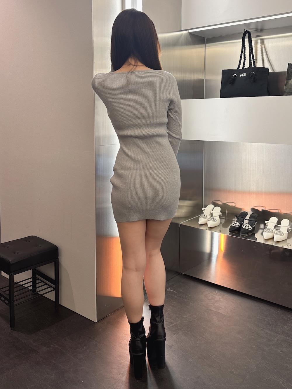 シルバー系のワンピース、ブラック系のブーツを着用したレディースの春コーディネートの3枚目の写真