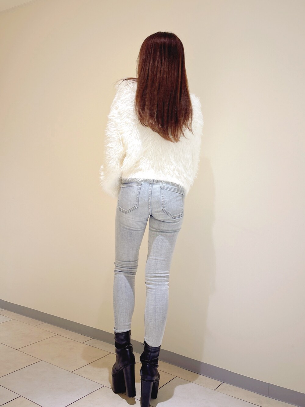 ホワイト系のカーディガン/ボレロ、その他のニット/セーター、ブルー系のデニムパンツを着用したレディースの秋コーディネートの4枚目の写真