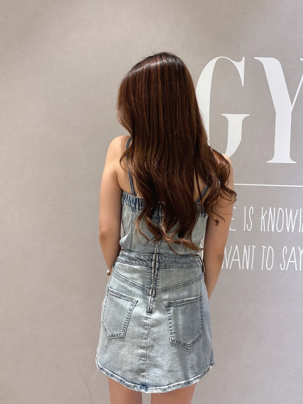 ブルー系のワンピース、ブラック系のサンダルを着用したレディースの夏コーディネートの6枚目の写真