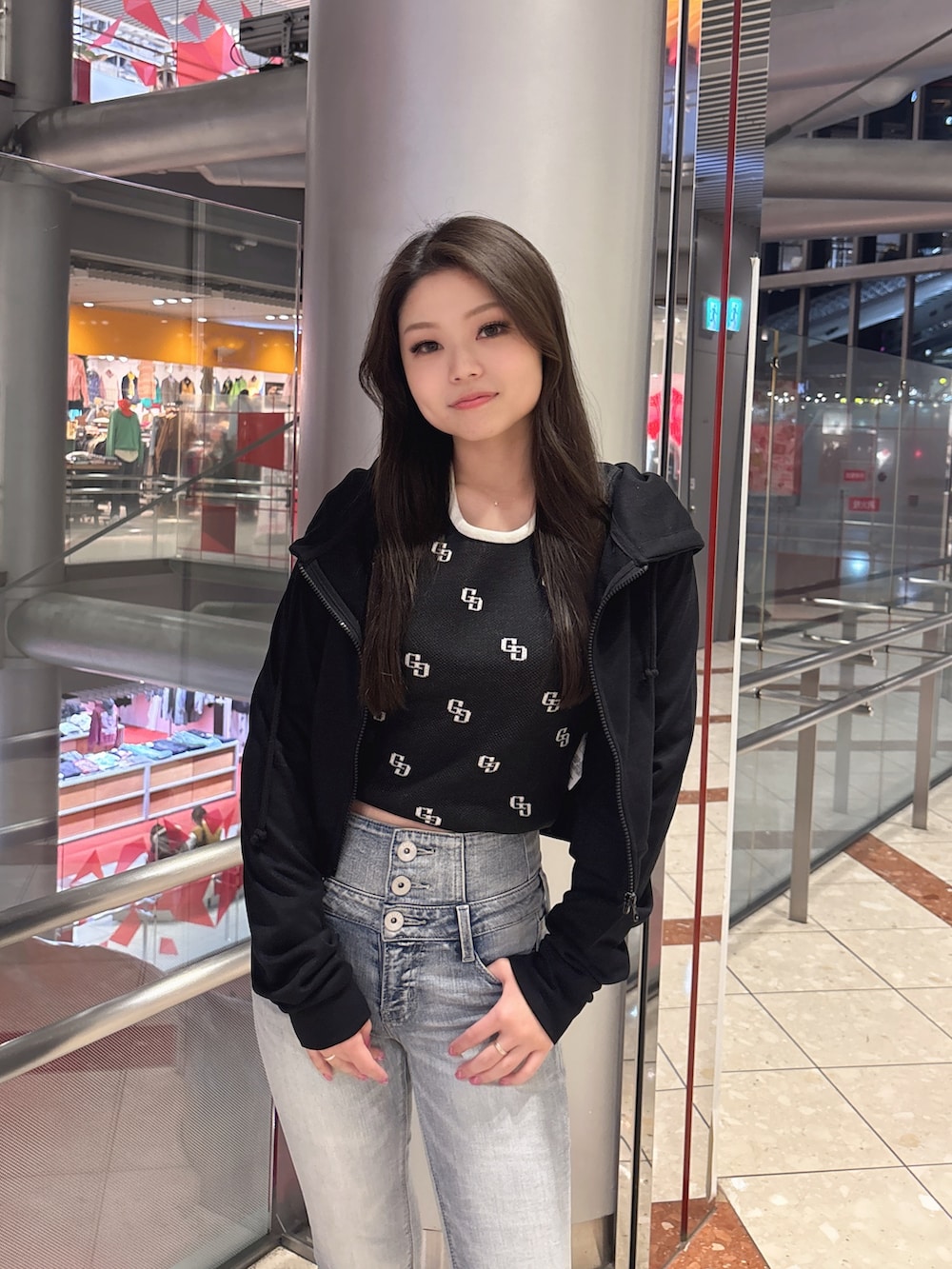 ブラック系のブーツ、ブルー系のデニムパンツ、ブラック系のニット/セーターを着用したレディースの冬コーディネートの4枚目の写真