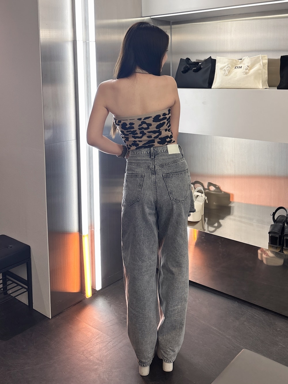その他のキャミソール、ブルー系のデニムパンツ、ホワイト系のサンダルを着用したレディースの春コーディネートの3枚目の写真