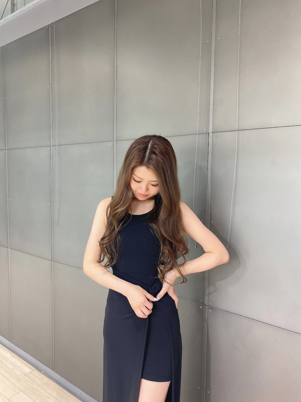 ブラック系のワンピース、ブラック系のブーツを着用したレディースの夏コーディネートの4枚目の写真