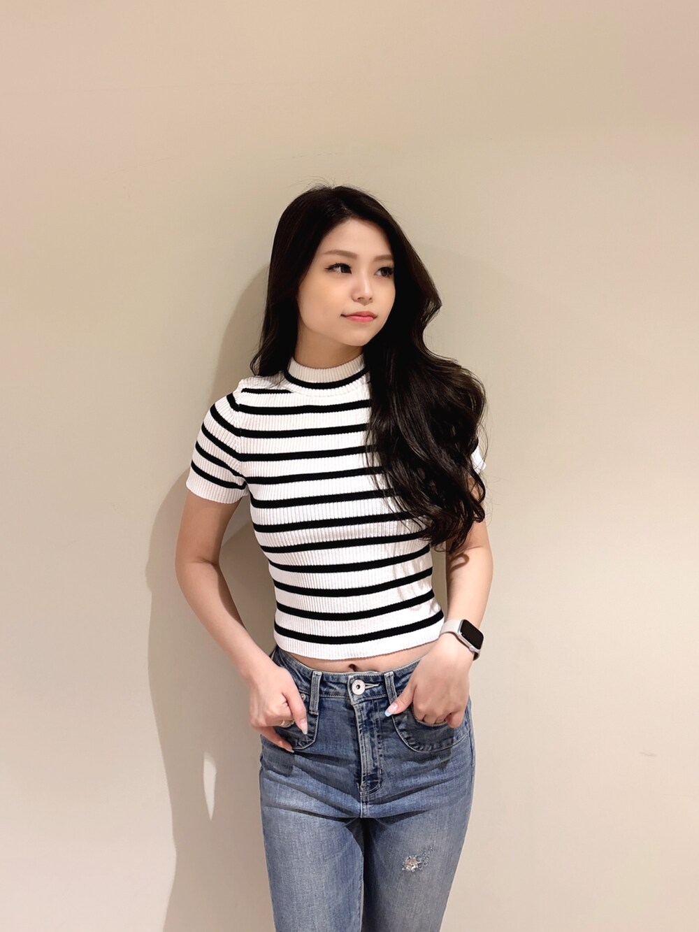 その他のニット/セーター、ブルー系のデニムパンツ、ホワイト系のパンプスを着用したレディースの夏コーディネートの5枚目の写真