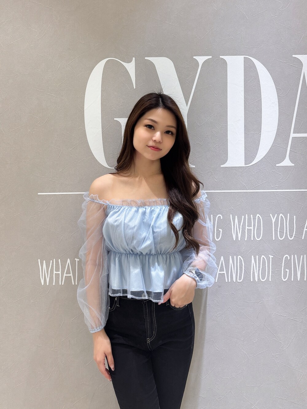 ブルー系のシャツ/ブラウス、ブラック系のデニムパンツ、ホワイト系のパンプスを着用したレディースの春コーディネートの4枚目の写真