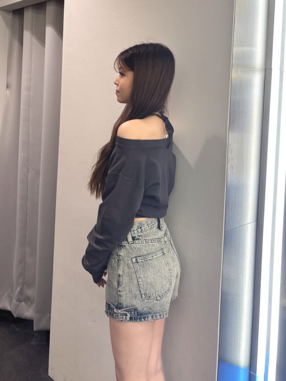 ホワイト系のサンダル、ブルー系のデニムパンツ、グレー系のスウェットを着用したレディースの夏コーディネートの5枚目の写真