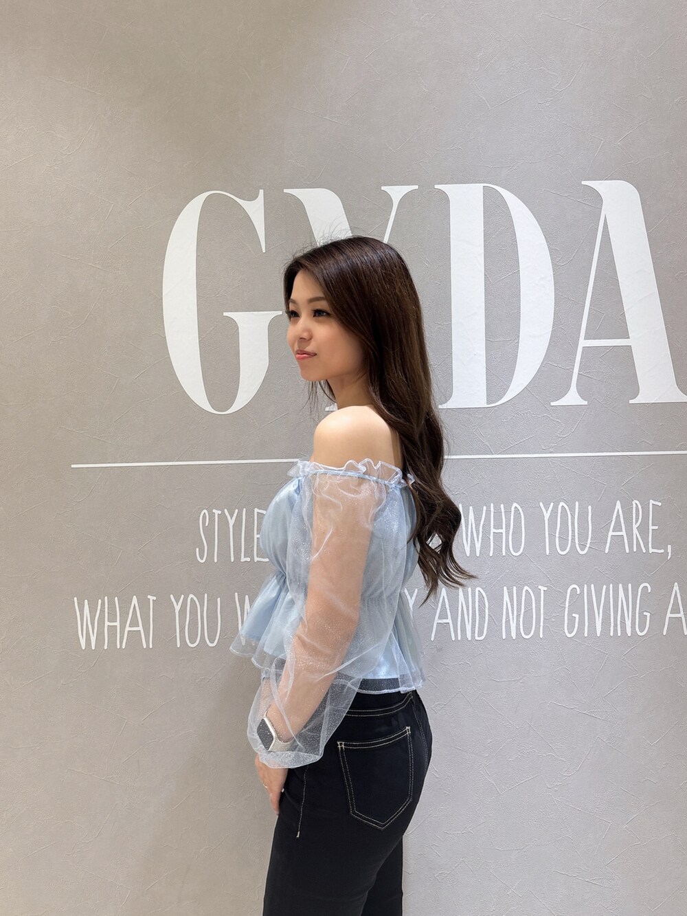 ブルー系のシャツ/ブラウス、ブラック系のデニムパンツ、ホワイト系のパンプスを着用したレディースの春コーディネートの6枚目の写真