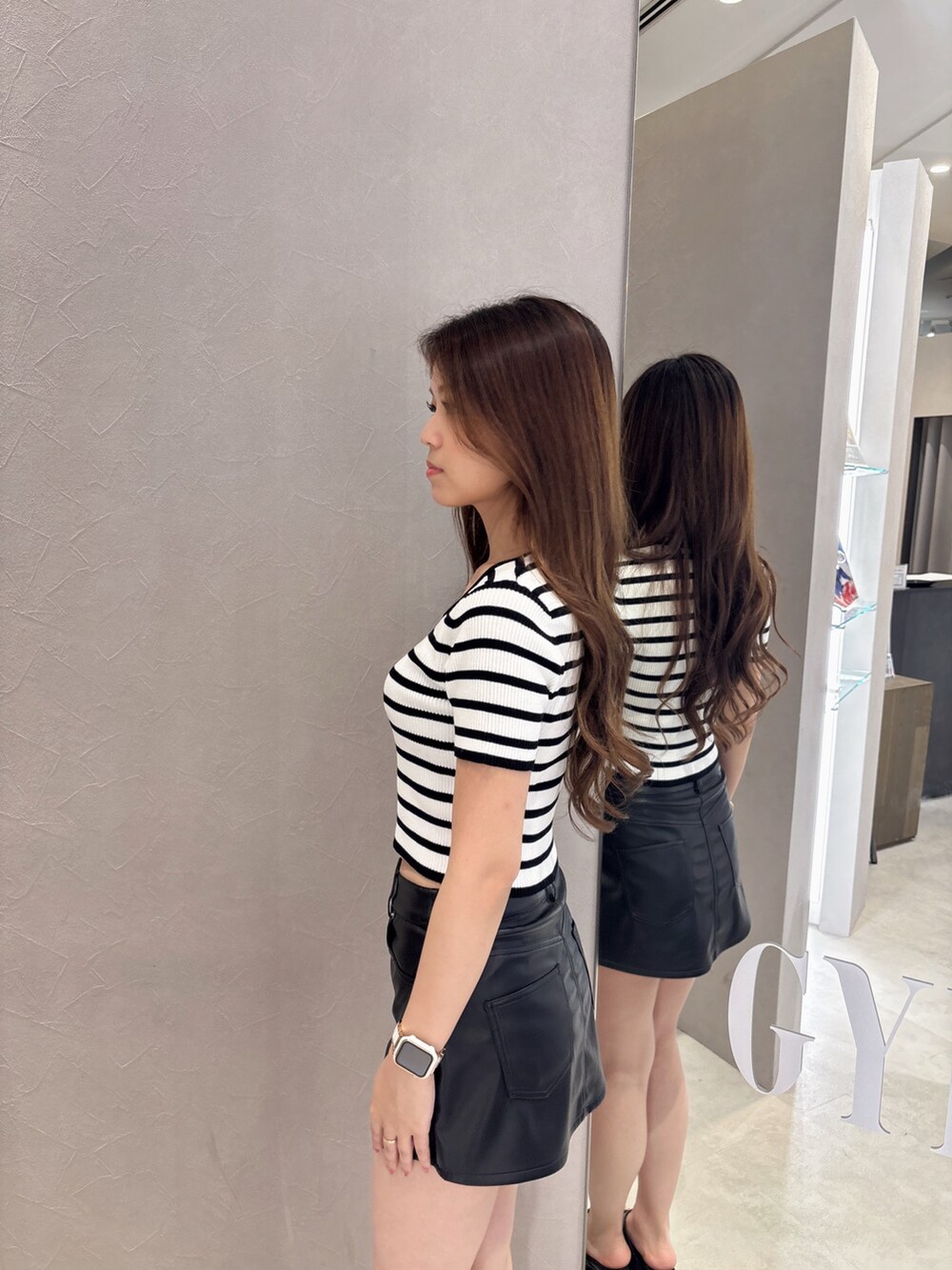 その他のニット/セーター、ブラック系のスカート、ブラック系のサンダルを着用したレディースの夏コーディネートの6枚目の写真