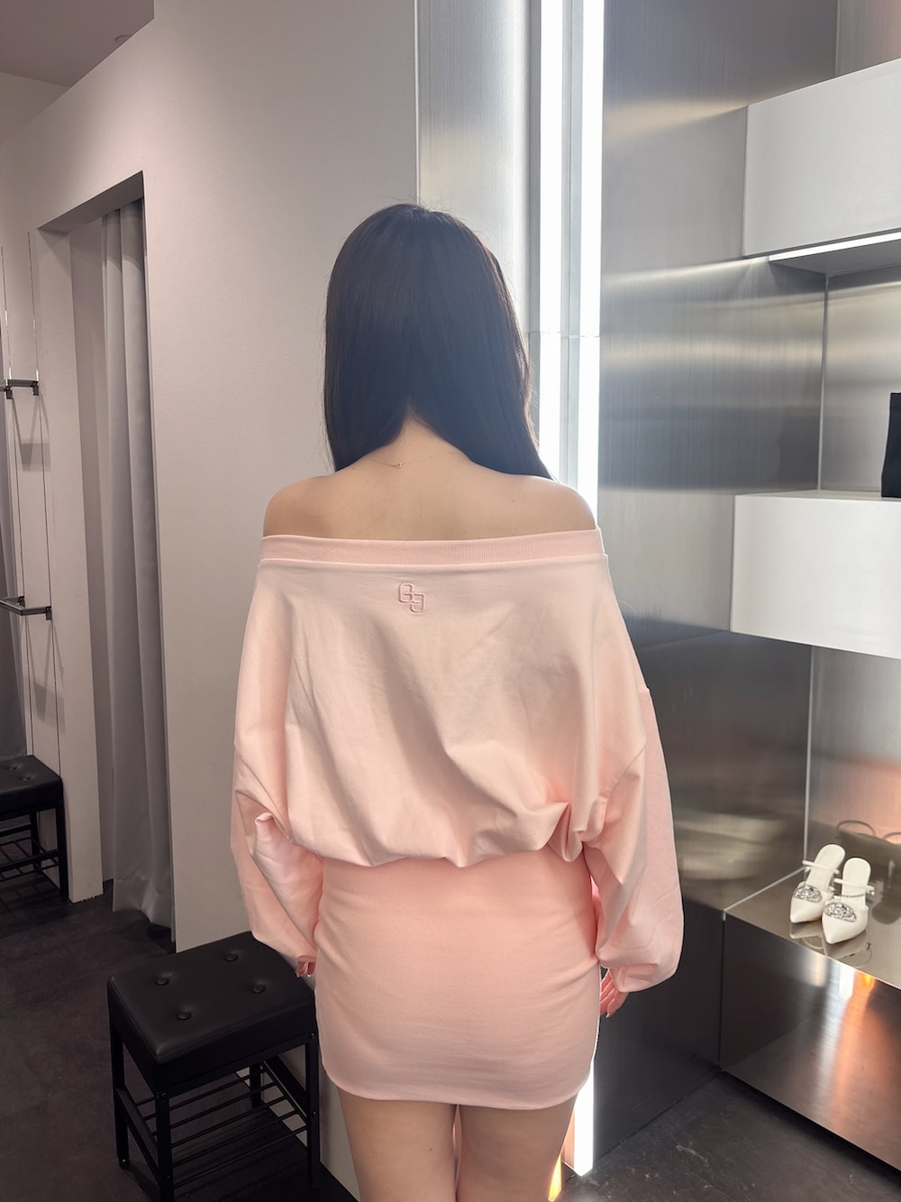 ピンク系のワンピース、ブラック系のブーツを着用したレディースの春コーディネートの6枚目の写真