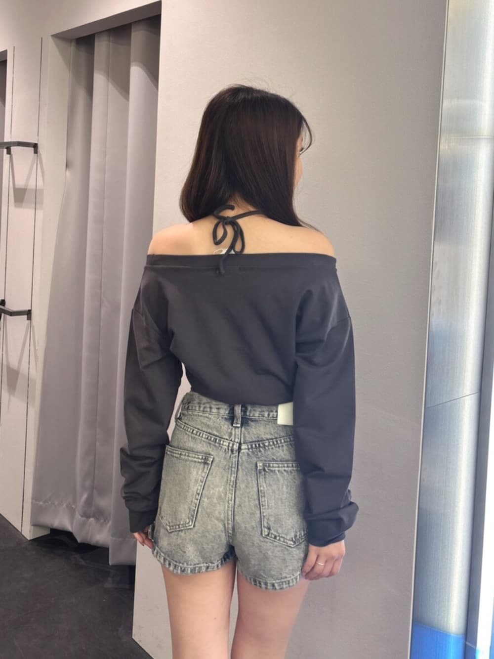 ホワイト系のサンダル、ブルー系のデニムパンツ、グレー系のスウェットを着用したレディースの夏コーディネートの6枚目の写真