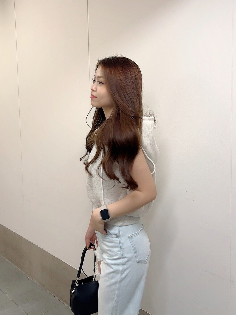 グレー系のTシャツ/カットソー、ブルー系のデニムパンツ、ブラック系のショルダーバッグを着用したレディースの夏コーディネートの7枚目の写真