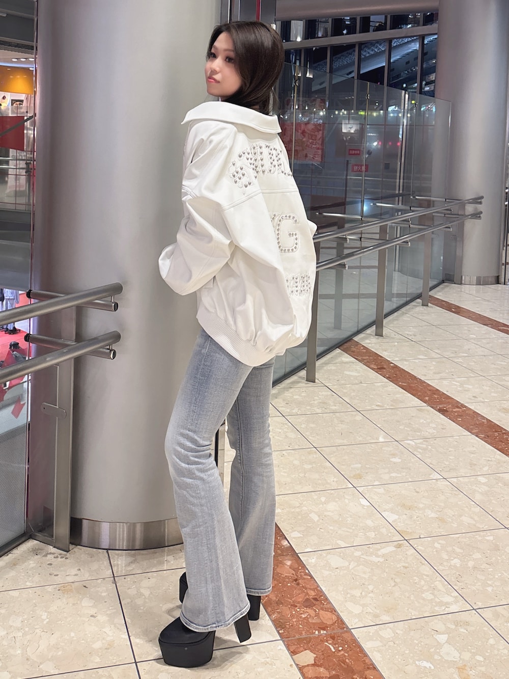 ブラック系のブーツ、ブルー系のデニムパンツ、ブラック系のニット/セーターを着用したレディースの冬コーディネートの2枚目の写真