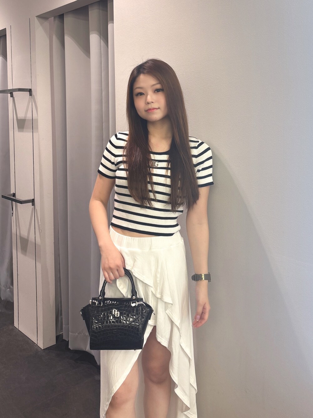 その他のTシャツ/カットソー、ホワイト系のスカート、ホワイト系のハンドバッグを着用したレディースの夏コーディネートの4枚目の写真