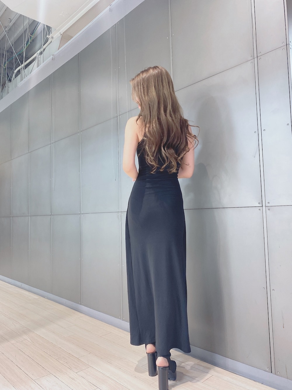 ブラック系のワンピース、ブラック系のブーツを着用したレディースの夏コーディネートの3枚目の写真