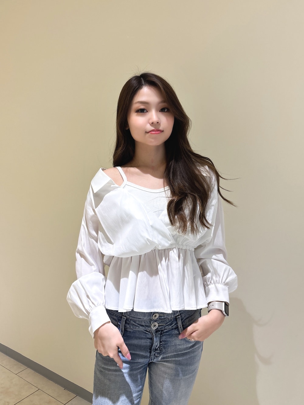 ホワイト系のシャツ/ブラウス、ブルー系のデニムパンツ、ホワイト系のパンプスを着用したレディースの冬コーディネートの6枚目の写真