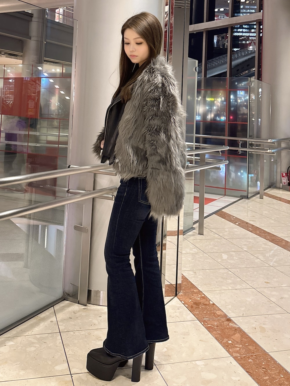 その他のニット/セーター、グレー系のライダースジャケット、ブルー系のデニムパンツを着用したレディースの冬コーディネートの2枚目の写真