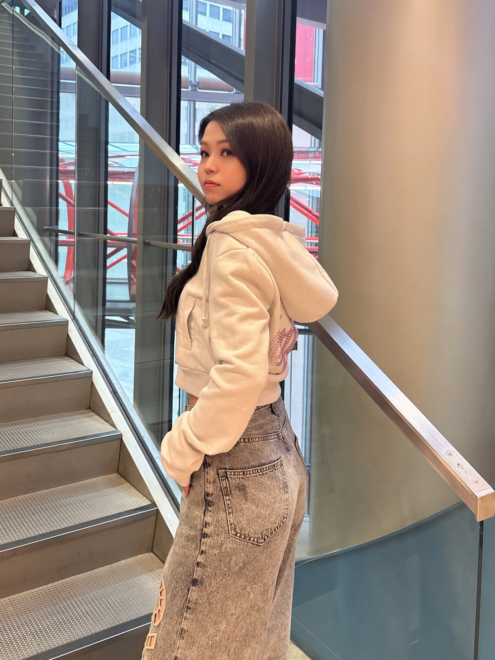 ホワイト系のパーカー、ブルー系のデニムパンツ、ホワイト系のサンダルを着用したレディースの春コーディネートの5枚目の写真