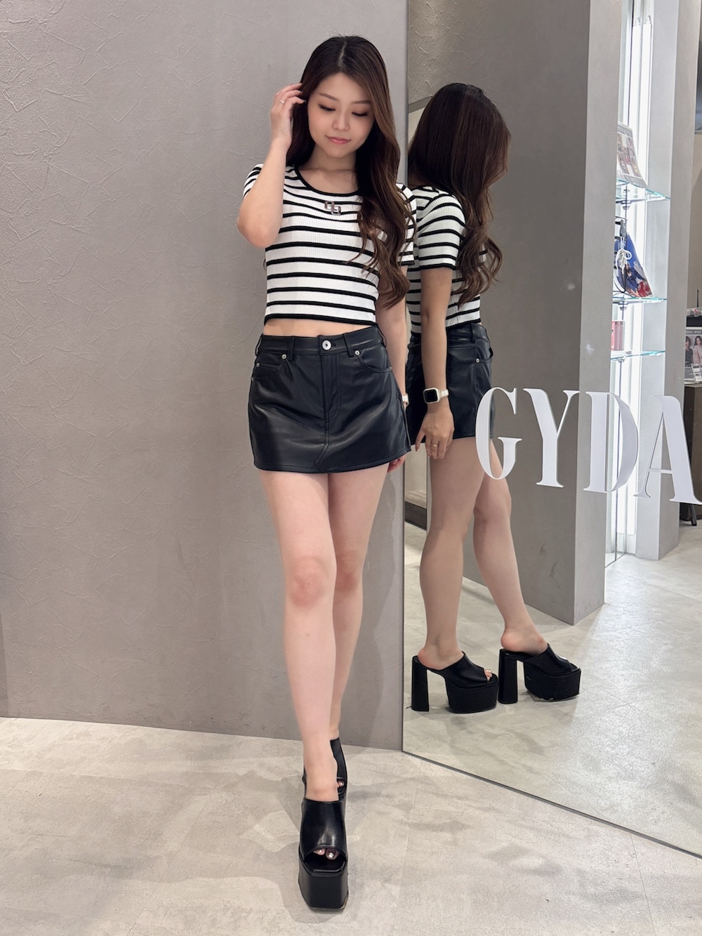 その他のニット/セーター、ブラック系のスカート、ブラック系のサンダルを着用したレディースの夏コーディネートの2枚目の写真