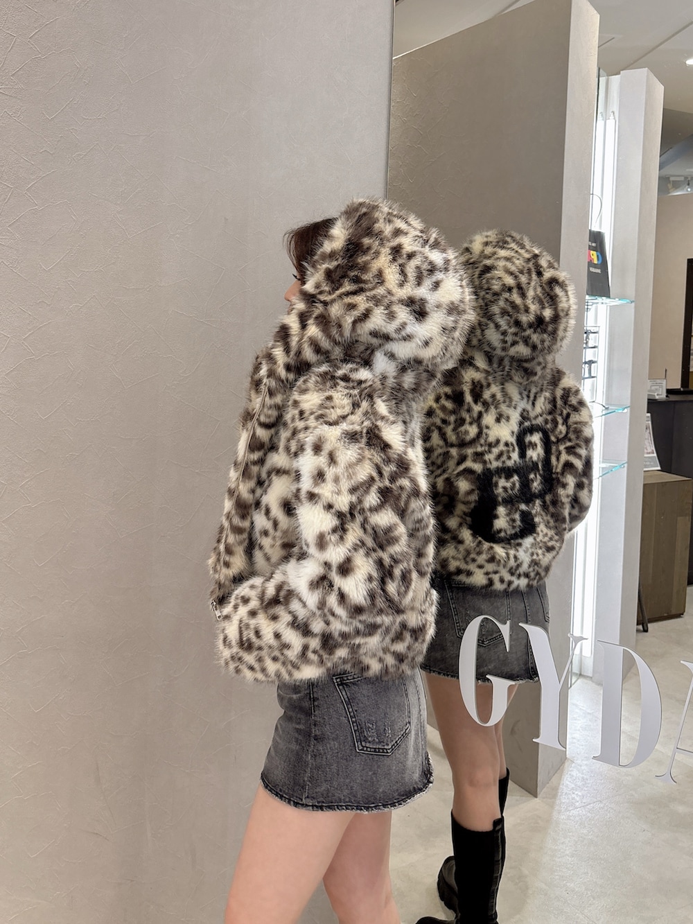 その他のブルゾン、ホワイト系のニット/セーター、ブルー系のデニムスカートを着用したレディースの秋コーディネートの5枚目の写真