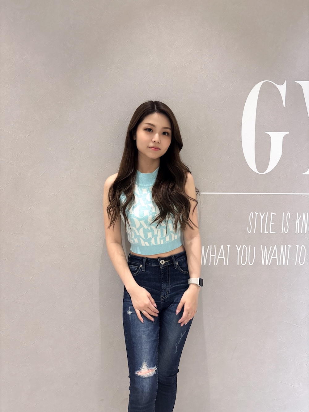 グリーン系のニット/セーター、ブルー系のデニムパンツ、ホワイト系のサンダルを着用したレディースの春コーディネートの4枚目の写真