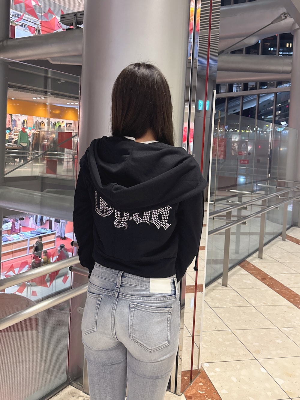 ブラック系のブーツ、ブルー系のデニムパンツ、ブラック系のニット/セーターを着用したレディースの冬コーディネートの6枚目の写真