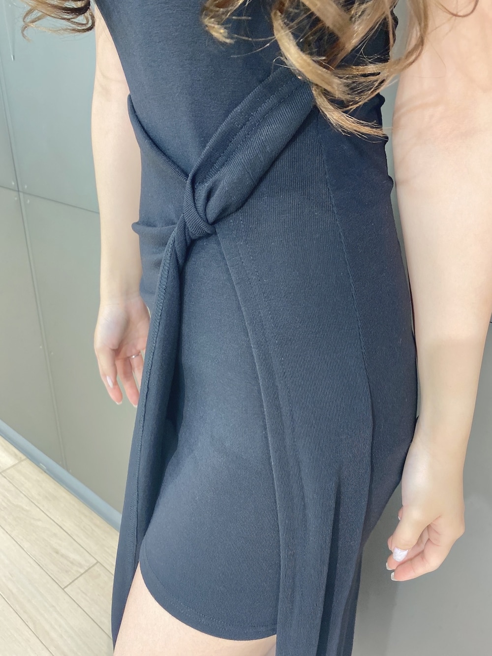 ブラック系のワンピース、ブラック系のブーツを着用したレディースの夏コーディネートの6枚目の写真