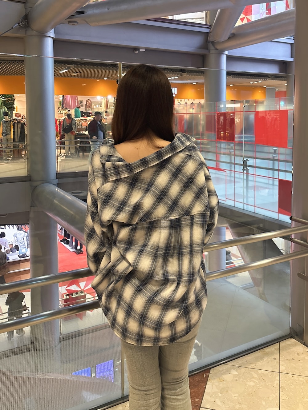 ホワイト系のキャミソール、ブルー系のデニムパンツ、ブラック系のブーツを着用したレディースの春コーディネートの6枚目の写真