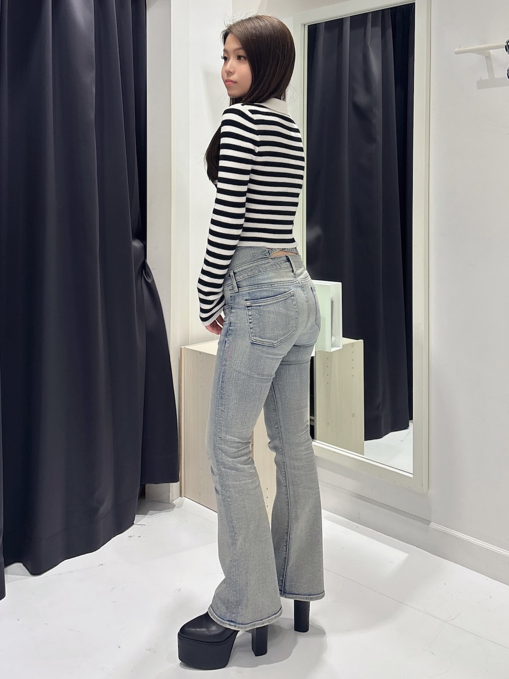 その他のニット/セーター、ブルー系のデニムパンツ、ブラック系のブーツを着用したレディースの冬コーディネートの2枚目の写真