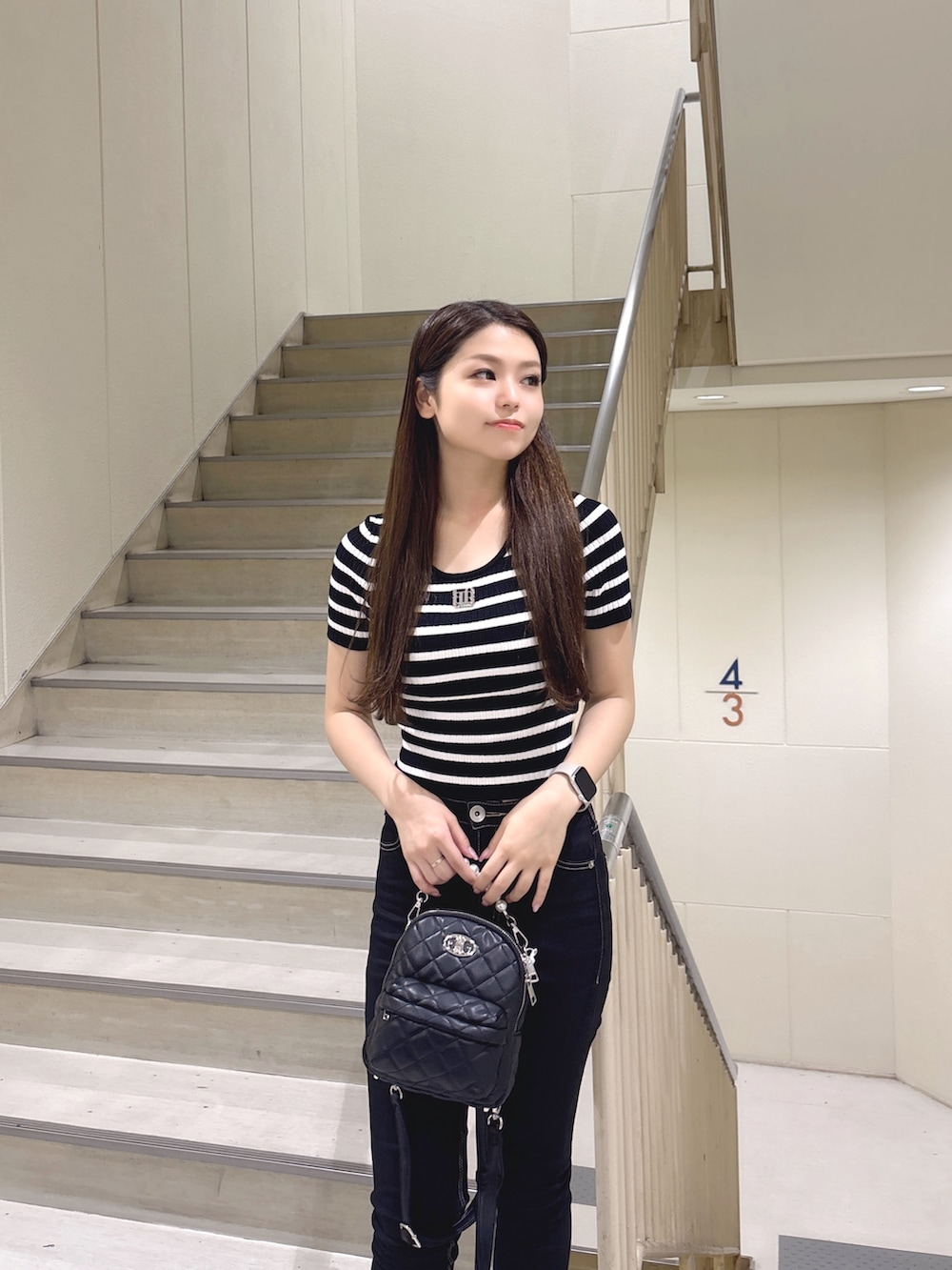 その他のニット/セーター、ブラック系のデニムパンツ、ブラック系のバックパック/リュックを着用したレディースの秋コーディネートの4枚目の写真