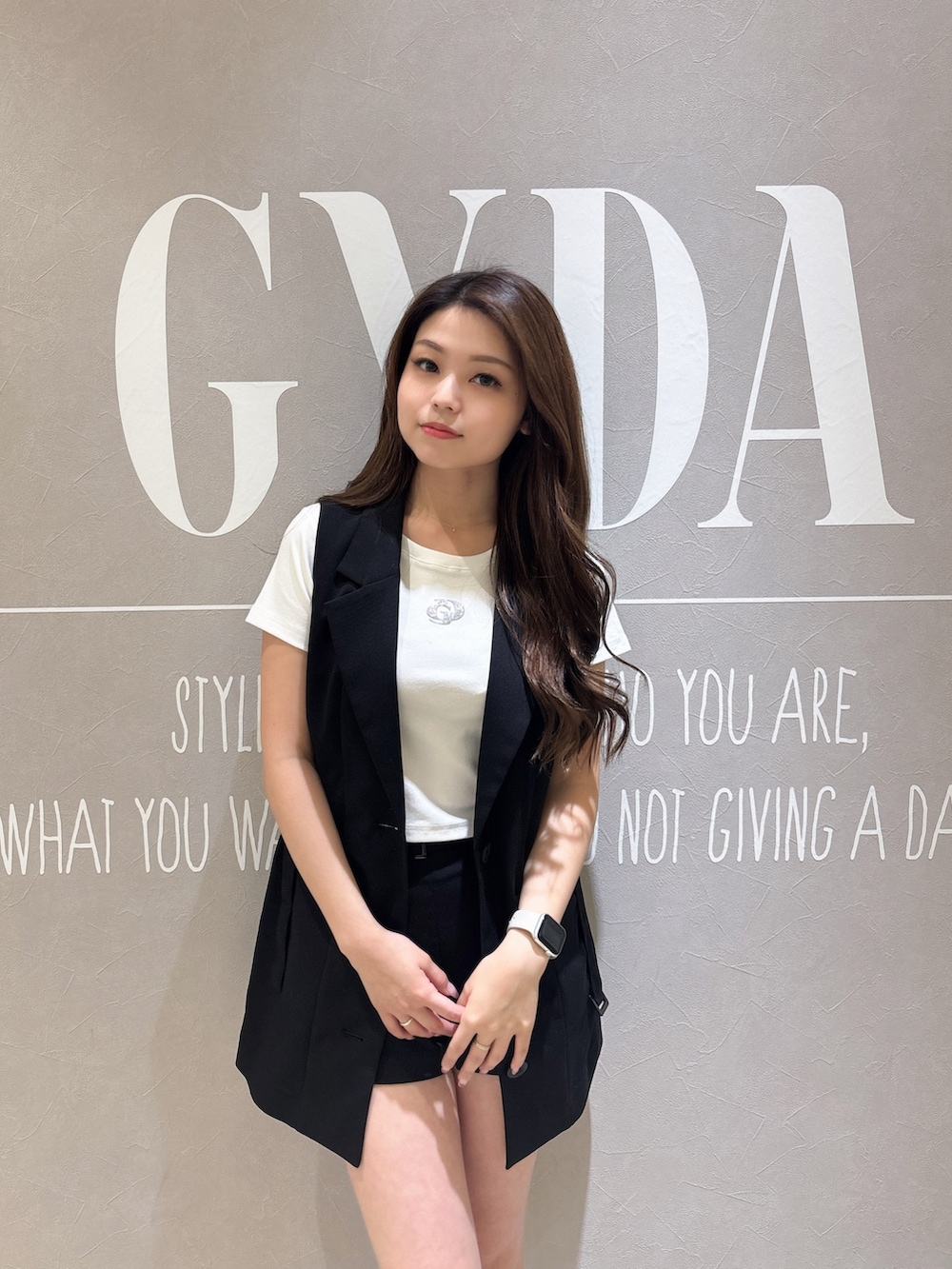 ブラック系のサンダル、ブラック系のベスト、ブラック系のその他パンツを着用したレディースの春コーディネートの5枚目の写真