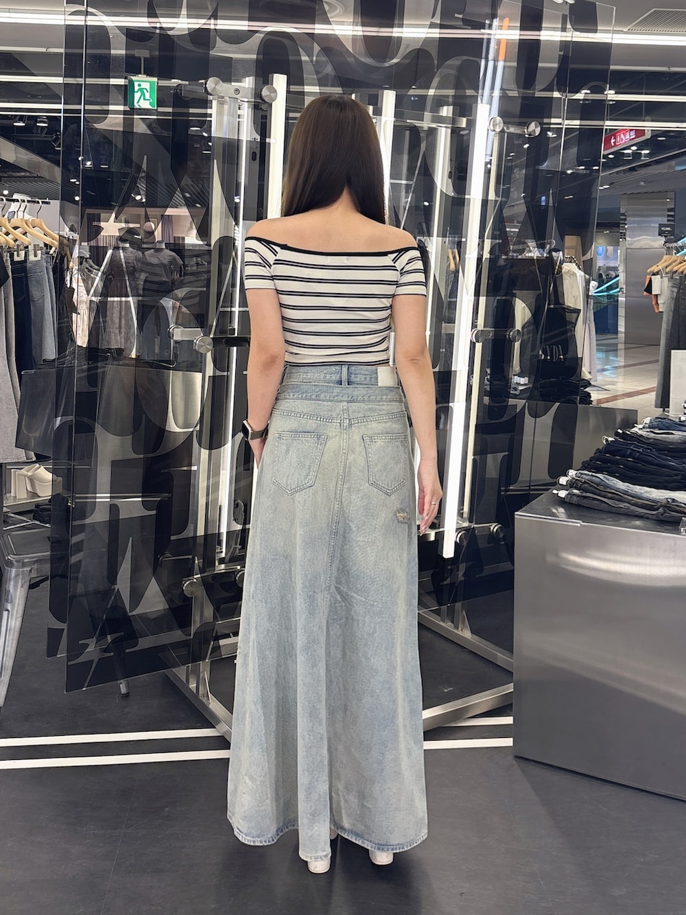 その他のTシャツ/カットソー、ブルー系のデニムスカート、ホワイト系のサンダルを着用したレディースの夏コーディネートの3枚目の写真