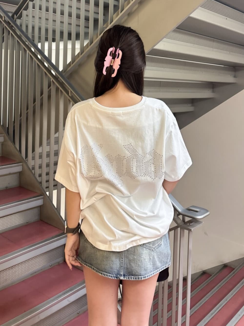 ピンク系のTシャツ/カットソー、ホワイト系のサンダル、ブラック系のハンドバッグを着用したレディースの夏コーディネートの6枚目の写真